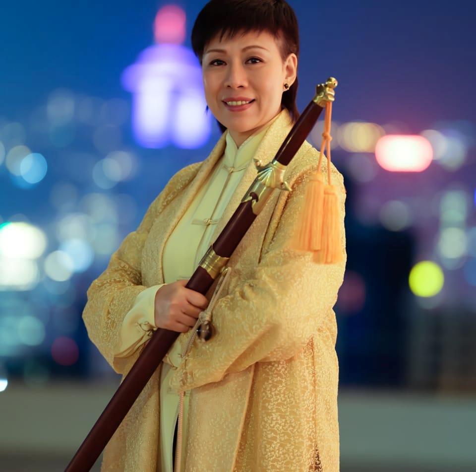 李暉老師手持太極劍肖像